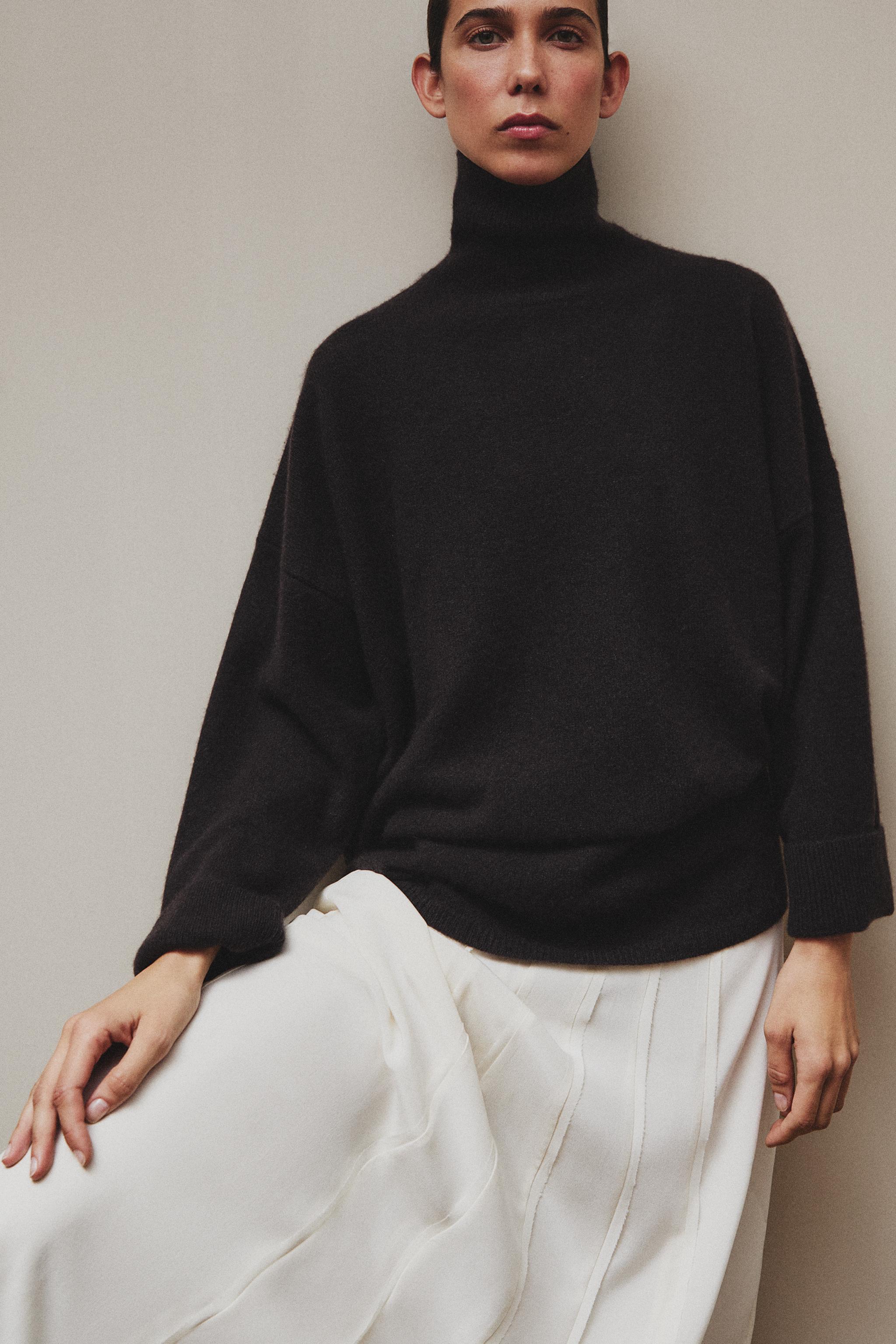 CASHMERE TURTLENECK SWEATER